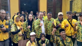 Djoko Prihatin (tengah) resmi nahkodai Golkar Kota Malang