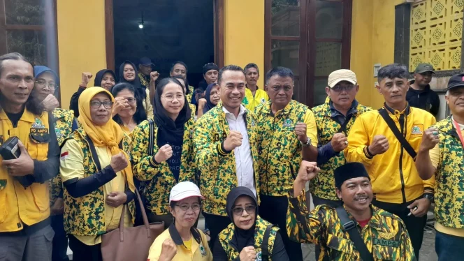 
					Djoko Prihatin (tengah) resmi nahkodai Golkar Kota Malang 
