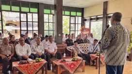 Lobi Mapolsek Lawang tak lagi sekadar ruang kerja, melainkan ruang temu warga. Rabu (7/1/2026), aparat, tokoh agama, pemerintah, hingga pelaku usaha duduk berdampingan dalam silaturahmi masyarakat Kecamatan Lawang yang dirangkai dengan tasyakuran kenaikan pangkat personel kepolisian.