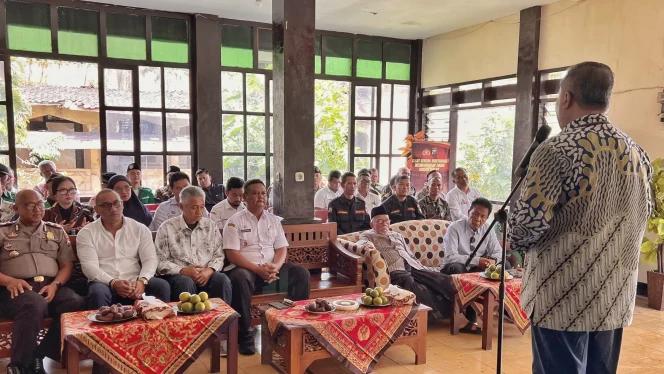 
					Lobi Mapolsek Lawang tak lagi sekadar ruang kerja, melainkan ruang temu warga. Rabu (7/1/2026), aparat, tokoh agama, pemerintah, hingga pelaku usaha duduk berdampingan dalam silaturahmi masyarakat Kecamatan Lawang yang dirangkai dengan tasyakuran kenaikan pangkat personel kepolisian.