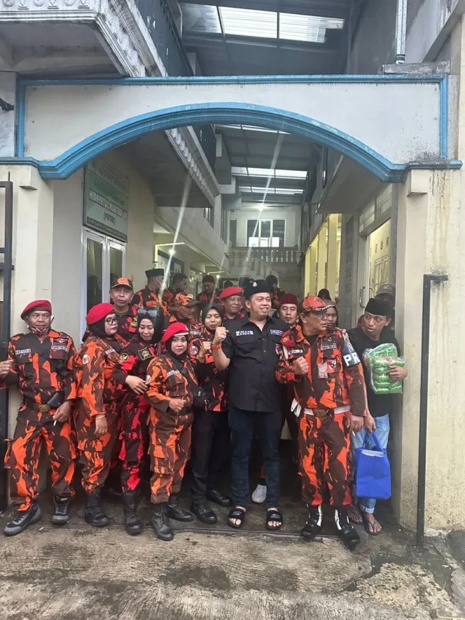 
					Majelis Pimpinan Cabang (MPC) Pemuda Pancasila (PP) Kota Malang, menerjunkan puluhan personel PP yang tergabung dalam Komando Inti (KOTI) Mahatidana untuk membantu pengamanan dan pengaturan lingkungan sekitar lokasi peringatan Isra Miraj Nabi Muhammad SAW sekaligus Haul Akbar Almagfurlah KH. Agus Salim Mahfudz Yusuf yang digelar di Kelurahan Tasikmadu, Kecamatan Lowokwaru, Kamis (8/1/2026)