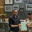 Caption: Komitmen profesional ditunjukkan pengembang PT Anugrah Rizqy AlHisyam dalam memenuhi hak konsumen : Owner Grand Mutiara Kedungrejo, Haris Al-Hisyam (kiri) menyerahkan sertifikat pada salah satu user, Ervina Layuk