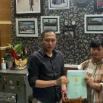 Caption: Komitmen profesional ditunjukkan pengembang PT Anugrah Rizqy AlHisyam dalam memenuhi hak konsumen : Owner Grand Mutiara Kedungrejo, Haris Al-Hisyam (kiri) menyerahkan sertifikat pada salah satu user, Ervina Layuk