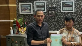 Caption: Komitmen profesional ditunjukkan pengembang PT Anugrah Rizqy AlHisyam dalam memenuhi hak konsumen : Owner Grand Mutiara Kedungrejo, Haris Al-Hisyam (kiri) menyerahkan sertifikat pada salah satu user, Ervina Layuk