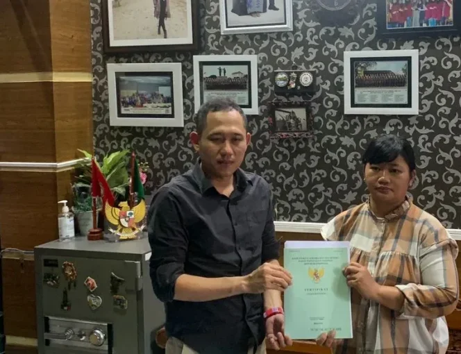 
					Caption: Komitmen profesional ditunjukkan pengembang PT Anugrah Rizqy AlHisyam dalam memenuhi hak konsumen : Owner Grand Mutiara Kedungrejo, Haris Al-Hisyam (kiri) menyerahkan sertifikat pada salah satu user, Ervina Layuk