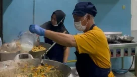 Nugroho Susanto, Kepala Chef Satuan Pemenuhan Pelayanan Gizi (SPPG) Babat Jerawat Pakal, memimpin dapur Program Makan Bergizi Gratis (MBG) yang melayani 2.933 penerima manfaat di Surabaya