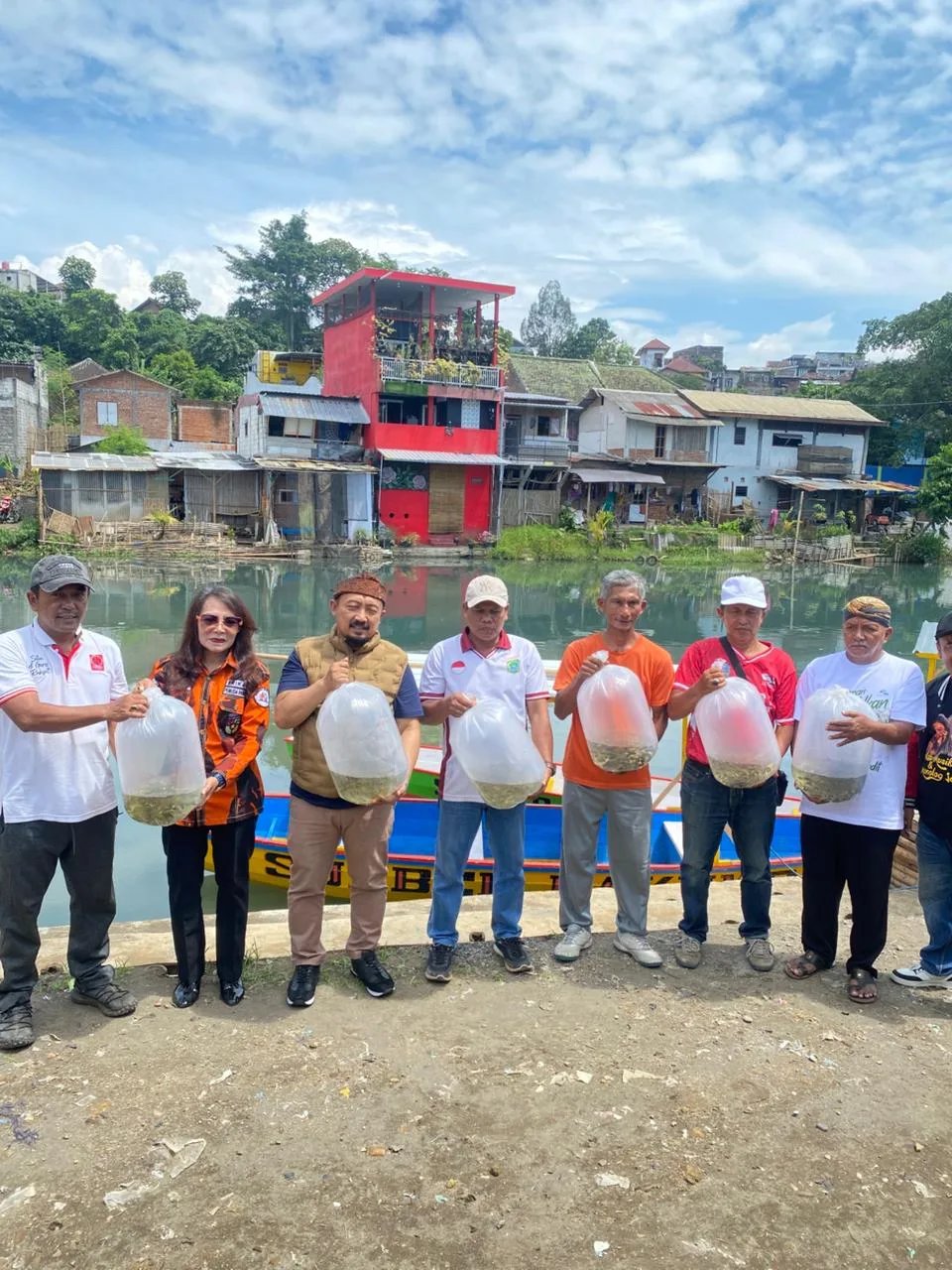 HPN 2026 Dirayakan dengan Aksi Hijau, Sam Tito Turun Langsung Tanam 750 Bibit dan Tebar 3.000 Nila di Sungai Wendit