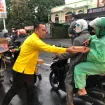 Ketua DPD Golkar Kota Malang, Djoko Prihatin, tampak berdiri di tepi jalan bersama puluhan kader, menyapa satu per satu warga yang menerima bingkisan berbuka.