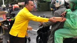 Ketua DPD Golkar Kota Malang, Djoko Prihatin, tampak berdiri di tepi jalan bersama puluhan kader, menyapa satu per satu warga yang menerima bingkisan berbuka.
