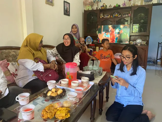 
					Kunjungan tim SPPG Babat Jerawat ke rumah siswa SDN Pakal 1, Danes, di Surabaya, Kamis (5/2/2026).