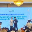 Ketua Kamar Dagang dan Industri (KADIN) Kota Malang Djoko Prihatin memberikan penghargaan kepada wakil walikota Malang Ali muthohirin