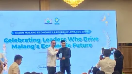 Ketua Kamar Dagang dan Industri (KADIN) Kota Malang Djoko Prihatin memberikan penghargaan kepada wakil walikota Malang Ali muthohirin