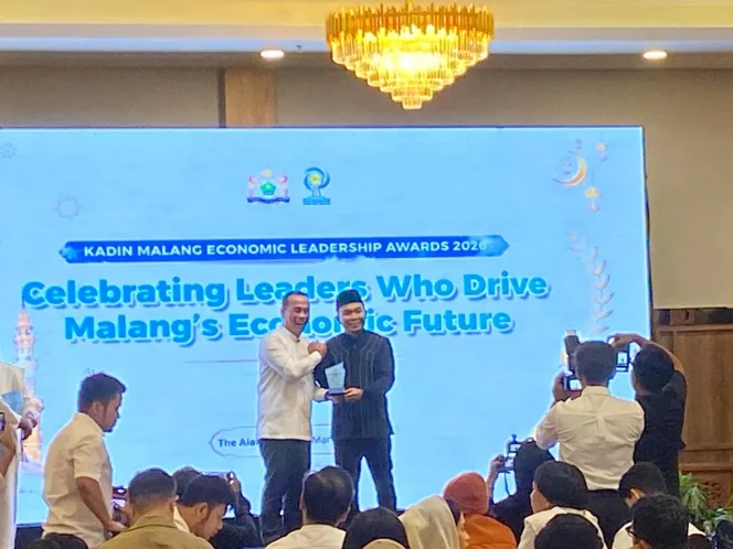 
					Ketua Kamar Dagang dan Industri (KADIN) Kota Malang Djoko Prihatin memberikan penghargaan kepada wakil walikota Malang Ali muthohirin