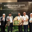Owner Podorukun Group H.M. Mudhofar ST saat menerima penghargaan dari BSN