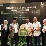 Owner Podorukun Group H.M. Mudhofar ST saat menerima penghargaan dari BSN