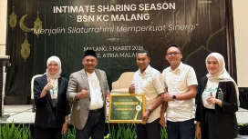 Owner Podorukun Group H.M. Mudhofar ST saat menerima penghargaan dari BSN