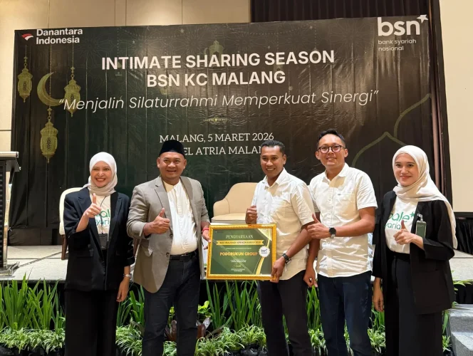 
					Owner Podorukun Group H.M. Mudhofar ST saat menerima penghargaan dari BSN