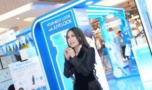 Awdella Ajak Pengunjung Pakuwon Mall Galau Bareng, Penampilannya Bikin Gagal Fokus! Awdella Ajak Pengunjung Pakuwon Mall Galau Bareng, Penampilannya Bikin Gagal Fokus!