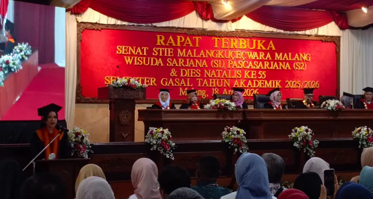 Wisuda Spesial di Usia 55 Tahun, STIE Malangkucecwara Kukuhkan 86 Lulusan