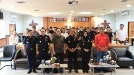 Kepala Kanwil Bea Cukai Jawa Timur II Muhamad Lukman bersama HIPMI Kota Malang dan para pelaku usaha muda berfoto usai kegiatan Entrepreneur Hub di Kota Malang, Rabu (13/5/2026). Program kolaborasi tersebut difokuskan untuk memperkuat kapasitas UMKM agar mampu menembus pasar ekspor internasional.