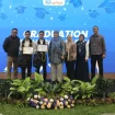 Penerima program Bright Scholarship YBM BRILiaN berfoto bersama usai prosesi graduation dan penyerahan apresiasi. Program beasiswa ini menjadi bagian dari upaya YBM BRILiaN SBO Malang dalam memperkuat kualitas sumber daya manusia melalui dukungan pendidikan berkelanjutan bagi mahasiswa dan pelajar.