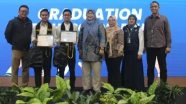 Penerima program Bright Scholarship YBM BRILiaN berfoto bersama usai prosesi graduation dan penyerahan apresiasi. Program beasiswa ini menjadi bagian dari upaya YBM BRILiaN SBO Malang dalam memperkuat kualitas sumber daya manusia melalui dukungan pendidikan berkelanjutan bagi mahasiswa dan pelajar.