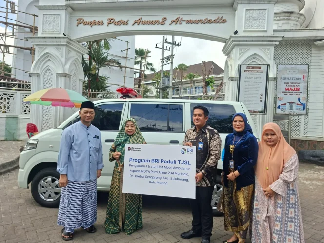 
					Penyerahan bantuan satu unit ambulance dari BRI Branch Office Malang Martadinata kepada Pondok Pesantren An Nur 2 Al Murtadlo Bululawang, Kabupaten Malang. Bantuan melalui Program BRI Peduli TJSL tersebut diharapkan dapat mendukung layanan kesehatan dan kebutuhan darurat bagi ribuan santri di lingkungan pondok pesantren.