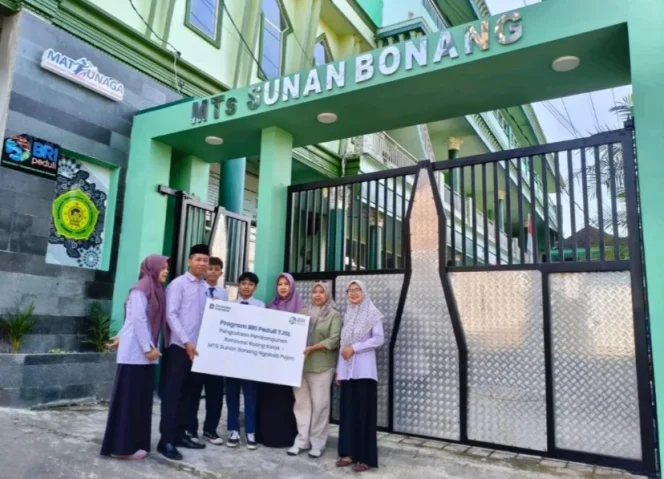 
					Program CSR BRI diwujudkan melalui bantuan renovasi fasilitas belajar MTs Sunan Bonang, Pujon, guna mendukung kenyamanan dan kualitas kegiatan belajar mengajar siswa.