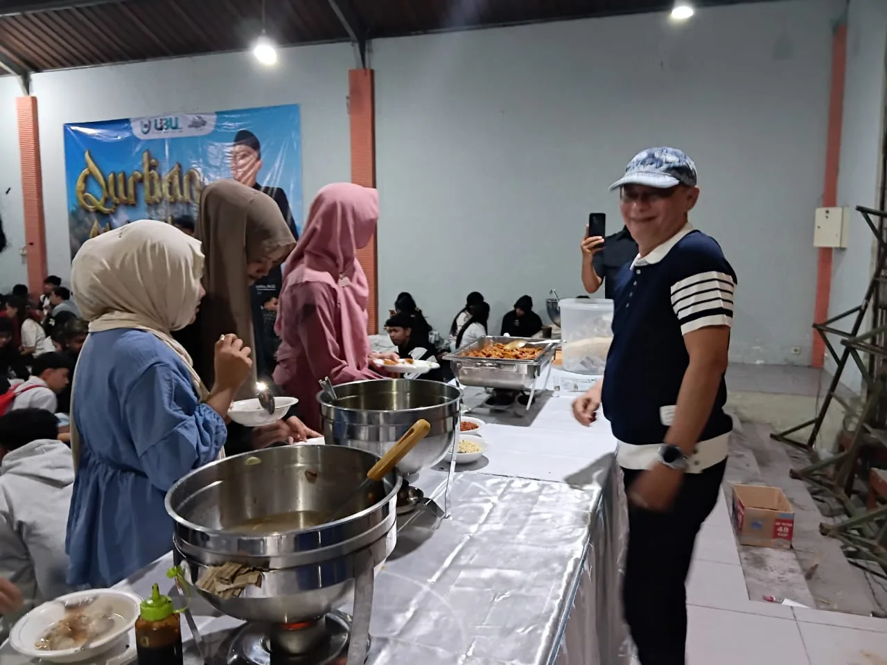 Idul Adha di UIBU Perkuat Ruang Toleransi, Mahasiswa Lintas Agama Duduk Semeja Nikmati Hidangan Kurban Idul Adha di UIBU Perkuat Ruang Toleransi, Mahasiswa Lintas Agama Duduk Semeja Nikmati Hidangan Kurban