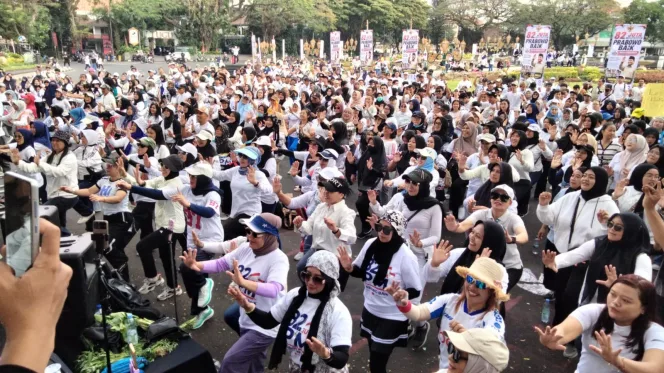 
					Ribuan Warga Malang Raya Turun ke Tugu Kota, Suarakan Dukungan untuk Program MBG