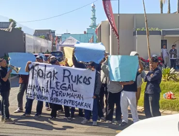 AMPH melakukan aksi Unras di depan kantor Metropoint 