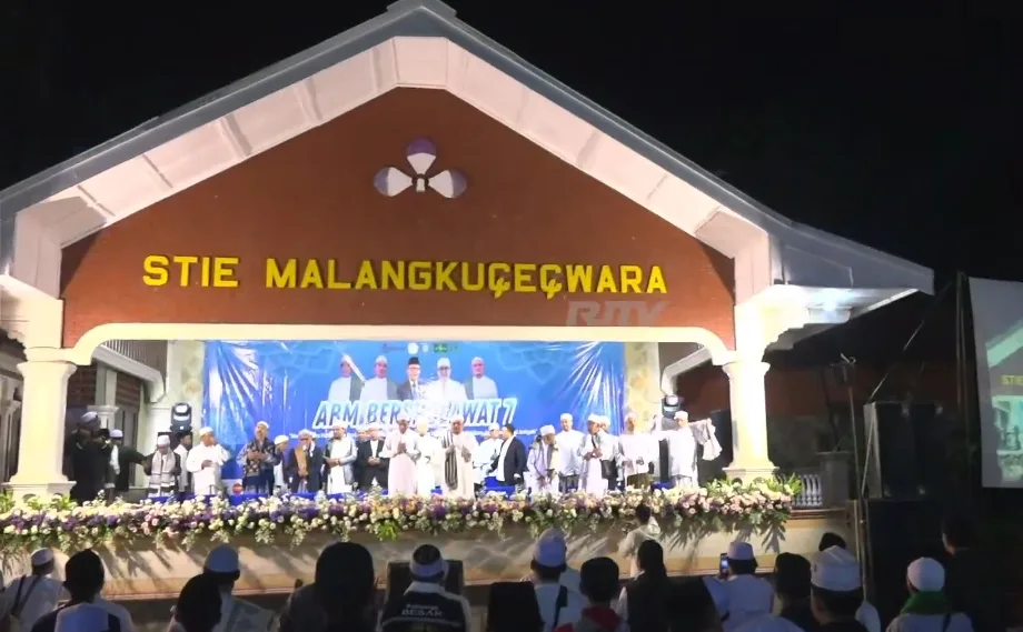 Dies Natalis ke-55 STIE Malangkuçeçwara Diwarnai ABM Bersholawat, Ribuan Jemaah Padati Kampus