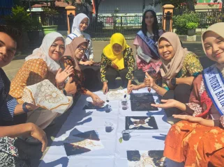 Capt: Para pembatik pemula di Kota Malang tengah mengikuti workshop membatik yang dilaksanakan oleh Asosiasi Perajin Batik Kota Malang (APBKM) di Kecamatan Blimbing, Minggu (12/07/26).(Foto: Ist)