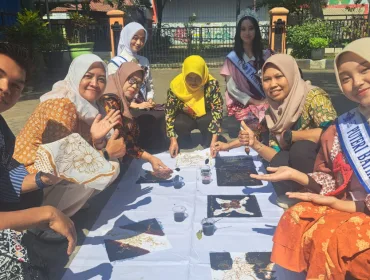 Capt: Para pembatik pemula di Kota Malang tengah mengikuti workshop membatik yang dilaksanakan oleh Asosiasi Perajin Batik Kota Malang (APBKM) di Kecamatan Blimbing, Minggu (12/07/26).(Foto: Ist)