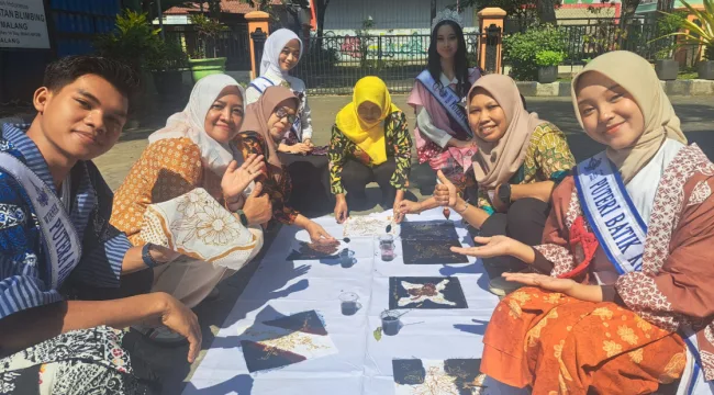 Capt: Para pembatik pemula di Kota Malang tengah mengikuti workshop membatik yang dilaksanakan oleh Asosiasi Perajin Batik Kota Malang (APBKM) di Kecamatan Blimbing, Minggu (12/07/26).(Foto: Ist)