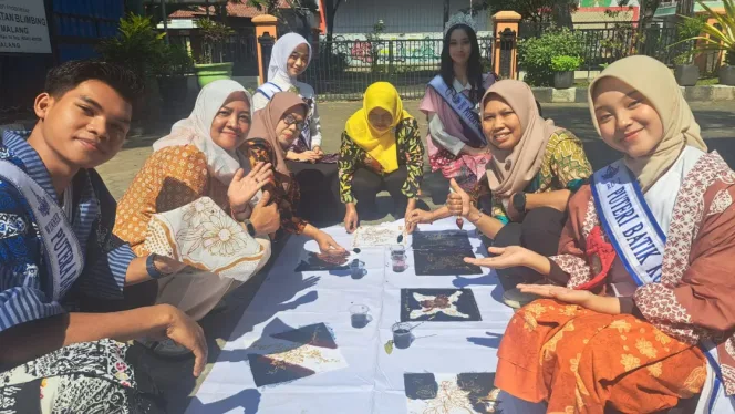 
					Capt: Para pembatik pemula di Kota Malang tengah mengikuti workshop membatik yang dilaksanakan oleh Asosiasi Perajin Batik Kota Malang (APBKM) di Kecamatan Blimbing, Minggu (12/07/26).(Foto: Ist)