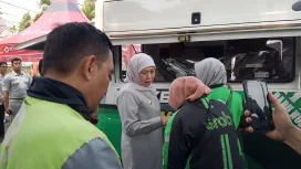 Foto: Gubernur Jatim, Khofifah Indar Parawansa saat meninjau program pembebasan pajak motor ojol di Kota Malang