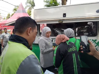 Foto: Gubernur Jatim, Khofifah Indar Parawansa saat meninjau program pembebasan pajak motor ojol di Kota Malang