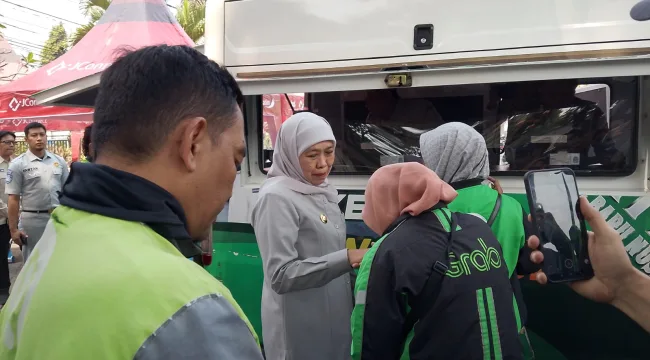 Foto: Gubernur Jatim, Khofifah Indar Parawansa saat meninjau program pembebasan pajak motor ojol di Kota Malang