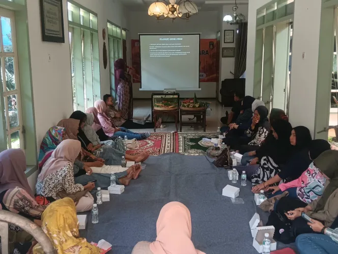 
					Dosen STIE Malangkuçeçwara Dampingi Pokdarwis Kajoetangan Hidupkan Lagi Orem-orem