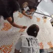 Para perajin batik tengah mewarnai batik Malangan dengan tema