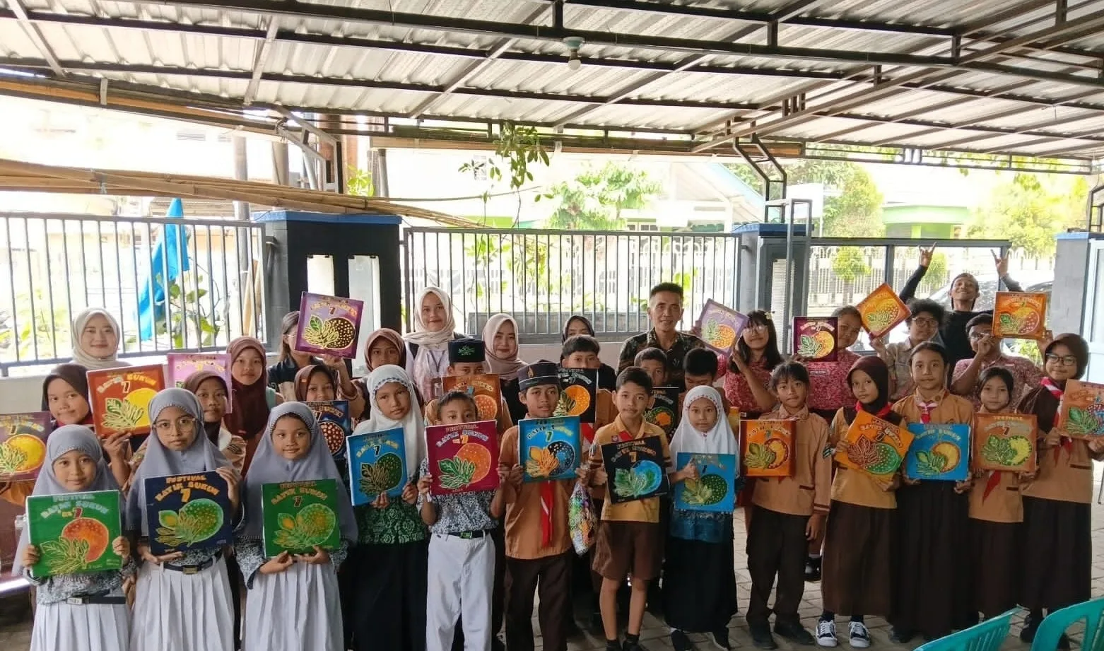 puluhan anak-anak siswa sekolah dasar dari beragam seklah di kota malang menunjukkan hasil karya mereka usai mengikuti festival Batik Sukun #7 yang digelar di Aula Balai Kelurahan Sukun, Kecamatan Sukun, Kota Malang, Kamis (29/10/26).pho: istimewa